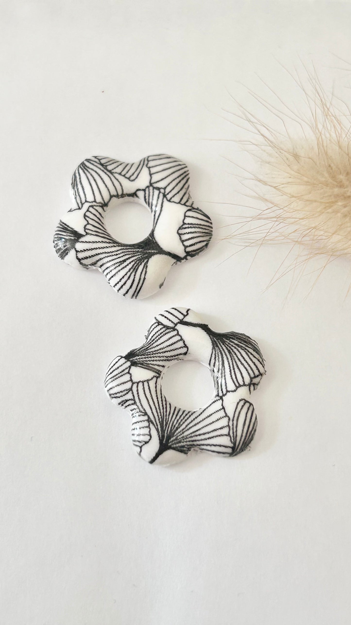 Créoles en acier inoxydable dorées avec fleurs décorées « Gyngko » en pâte de polymère
(fimo)