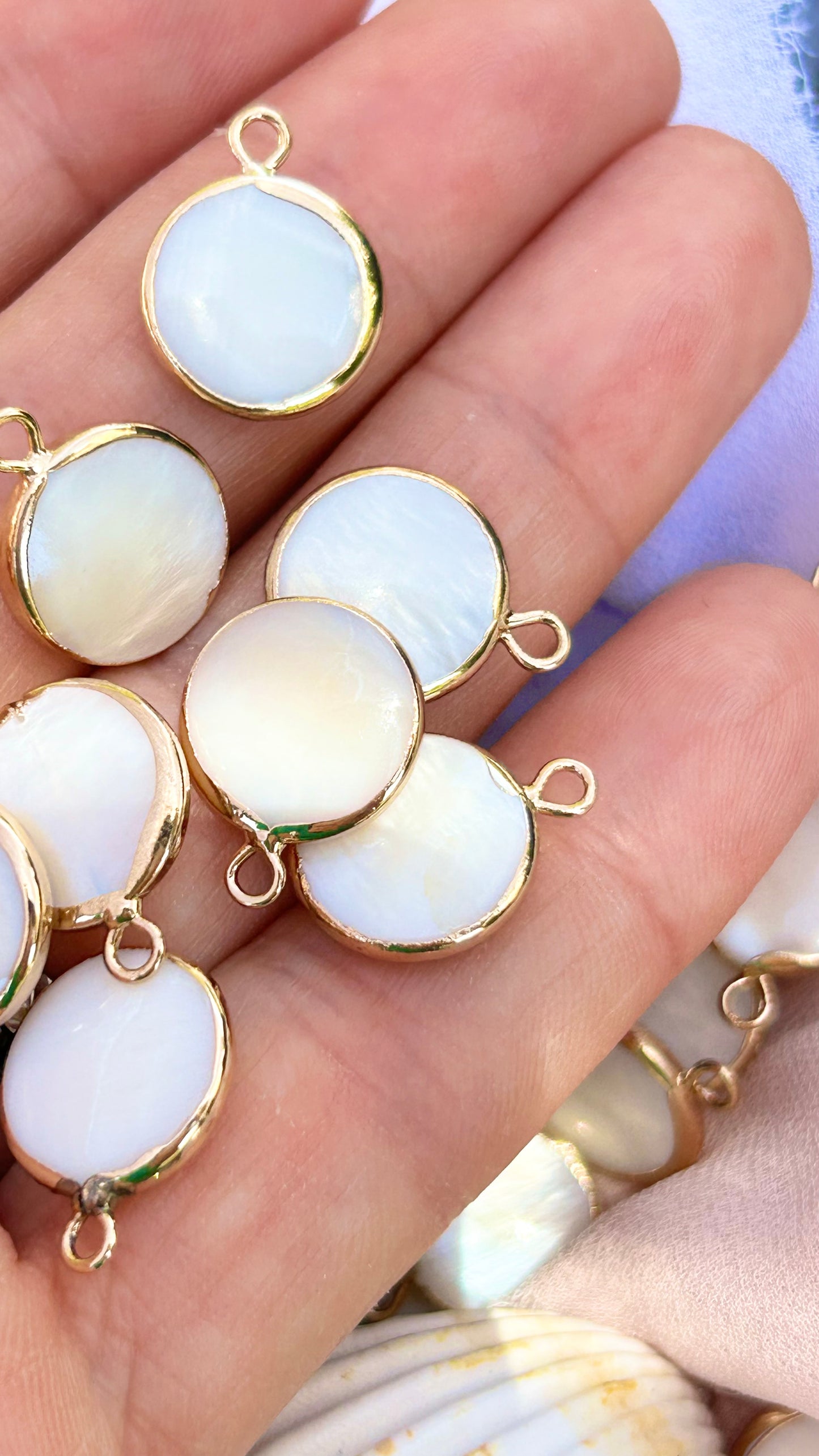 Pendentifs en nacre naturelle 12-13x16-17mm blanche et or