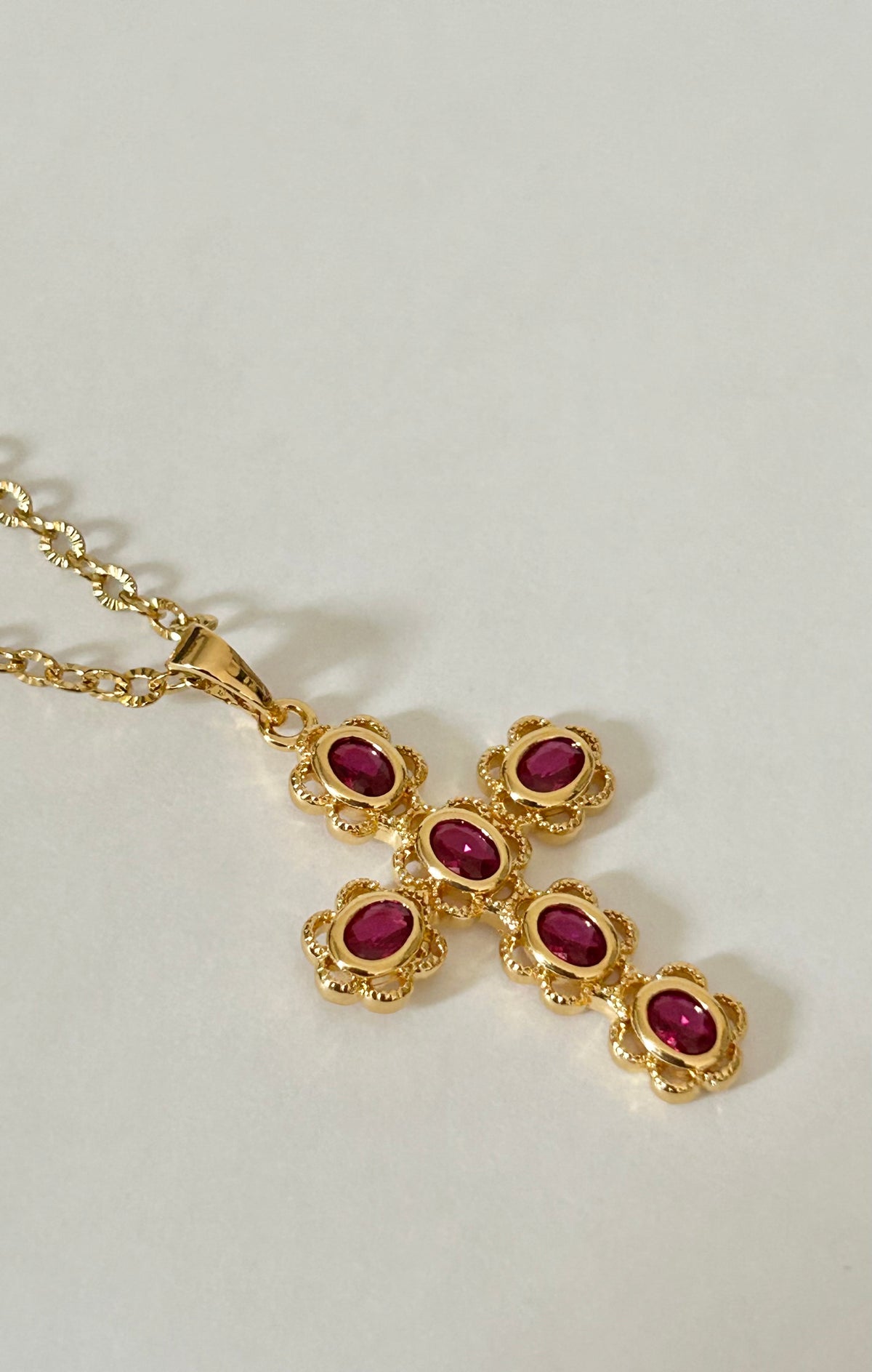 Pendentif Croix  37,5 x 21,7mm doré GM, couleur dorée et rubis plaqué or 24 carats