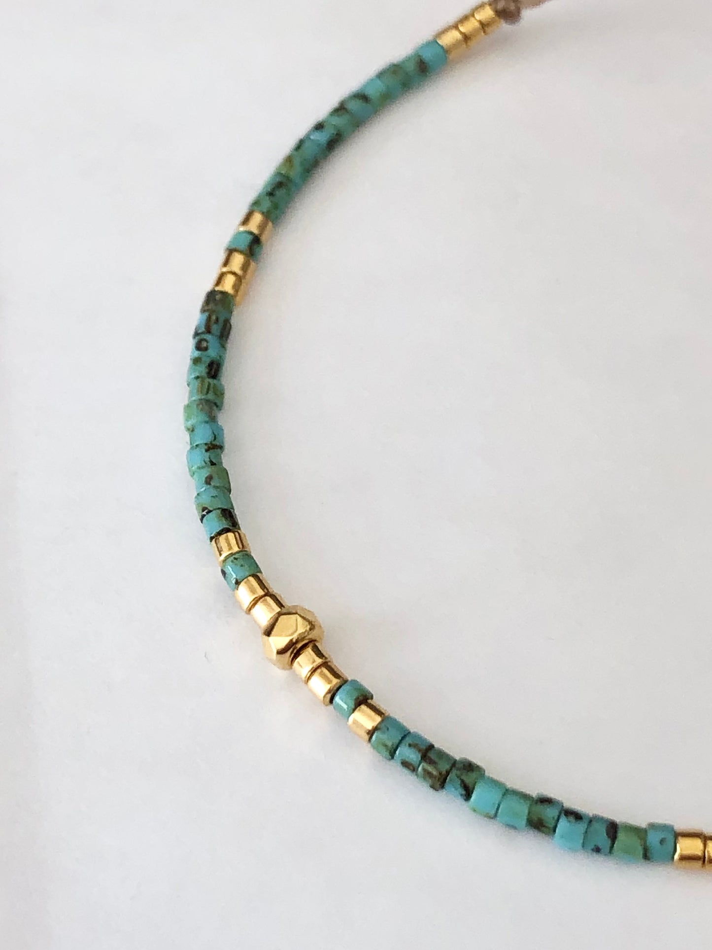 Bracelet cordon ajustable perles japonaises Miyuki Picasso turquoise et plaqué or 24 carats