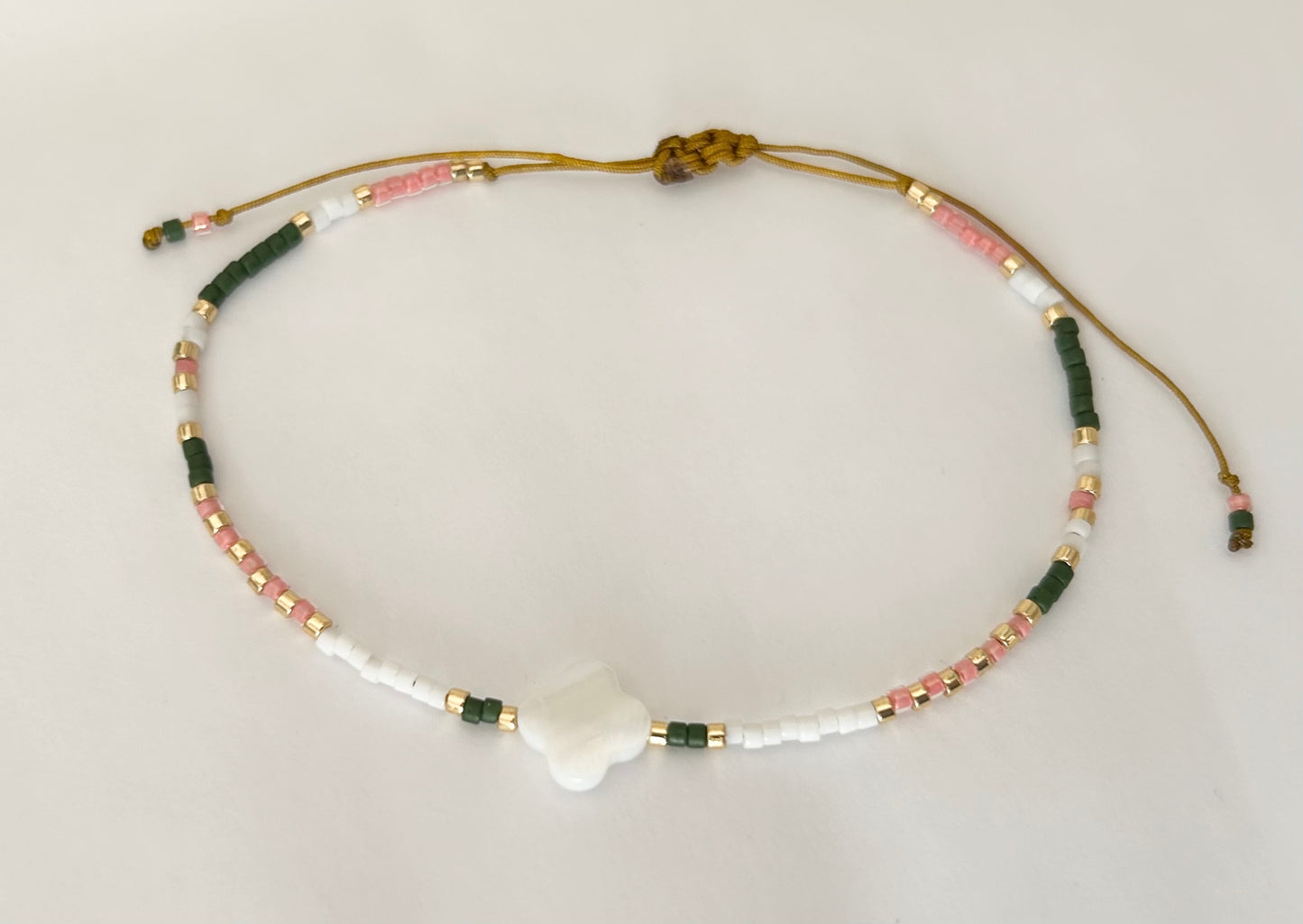 Bracelet cordon ajustable perles Miyuki et trèfle nacre