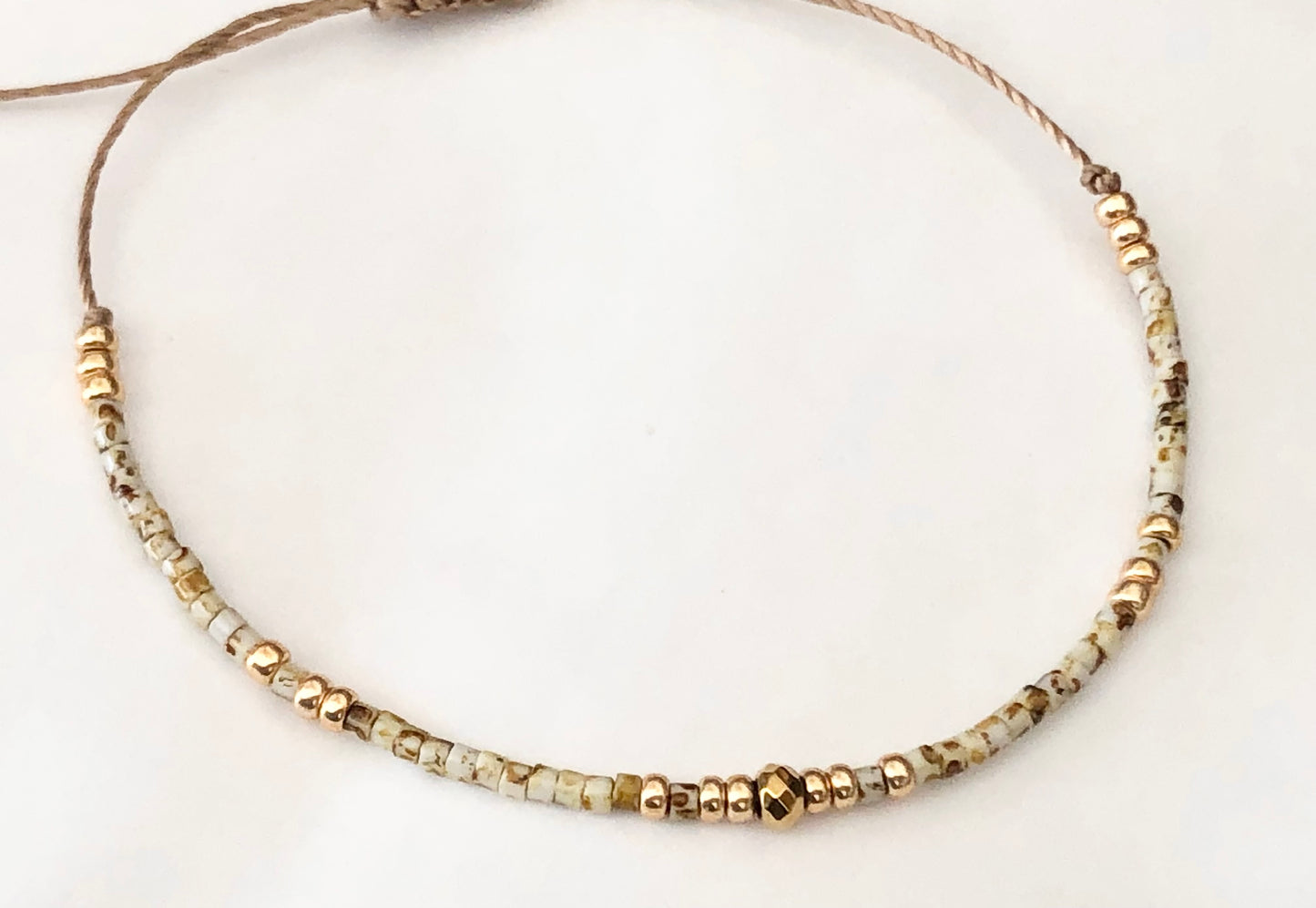 Bracelet cordon ajustable perles japonaises Miyuki Picasso beige et plaqué or 24 carats