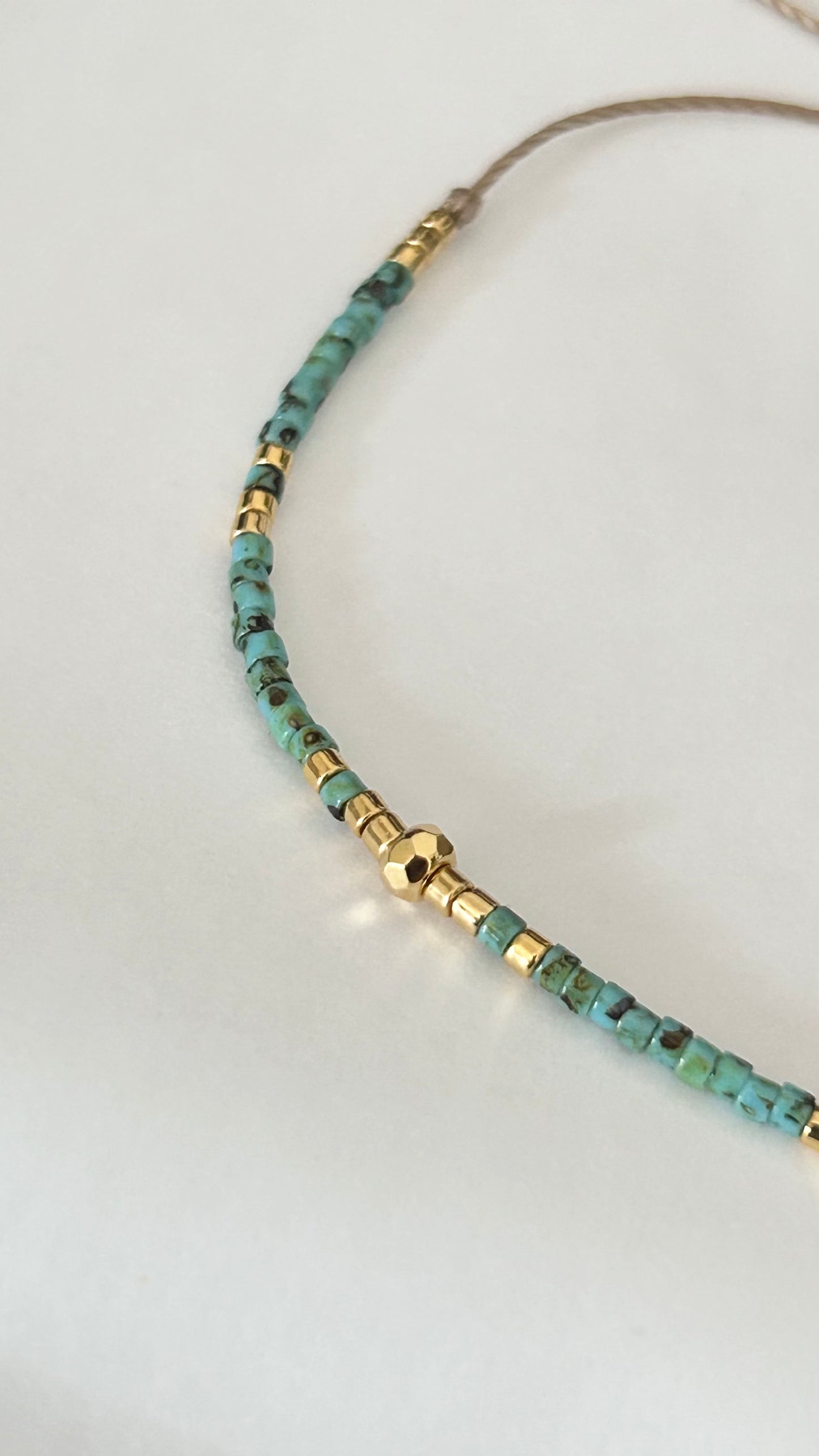 Bracelet cordon ajustable perles japonaises Miyuki Picasso turquoise et plaqué or 24 carats