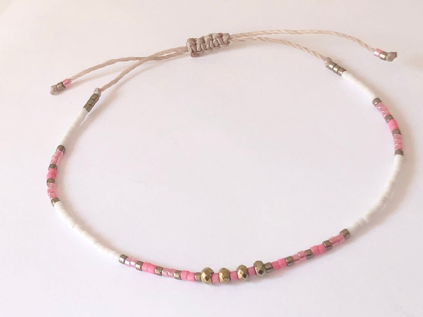 Bracelet cordon ajustable perles japonaises Miyuki roses, blanches et perles bronze