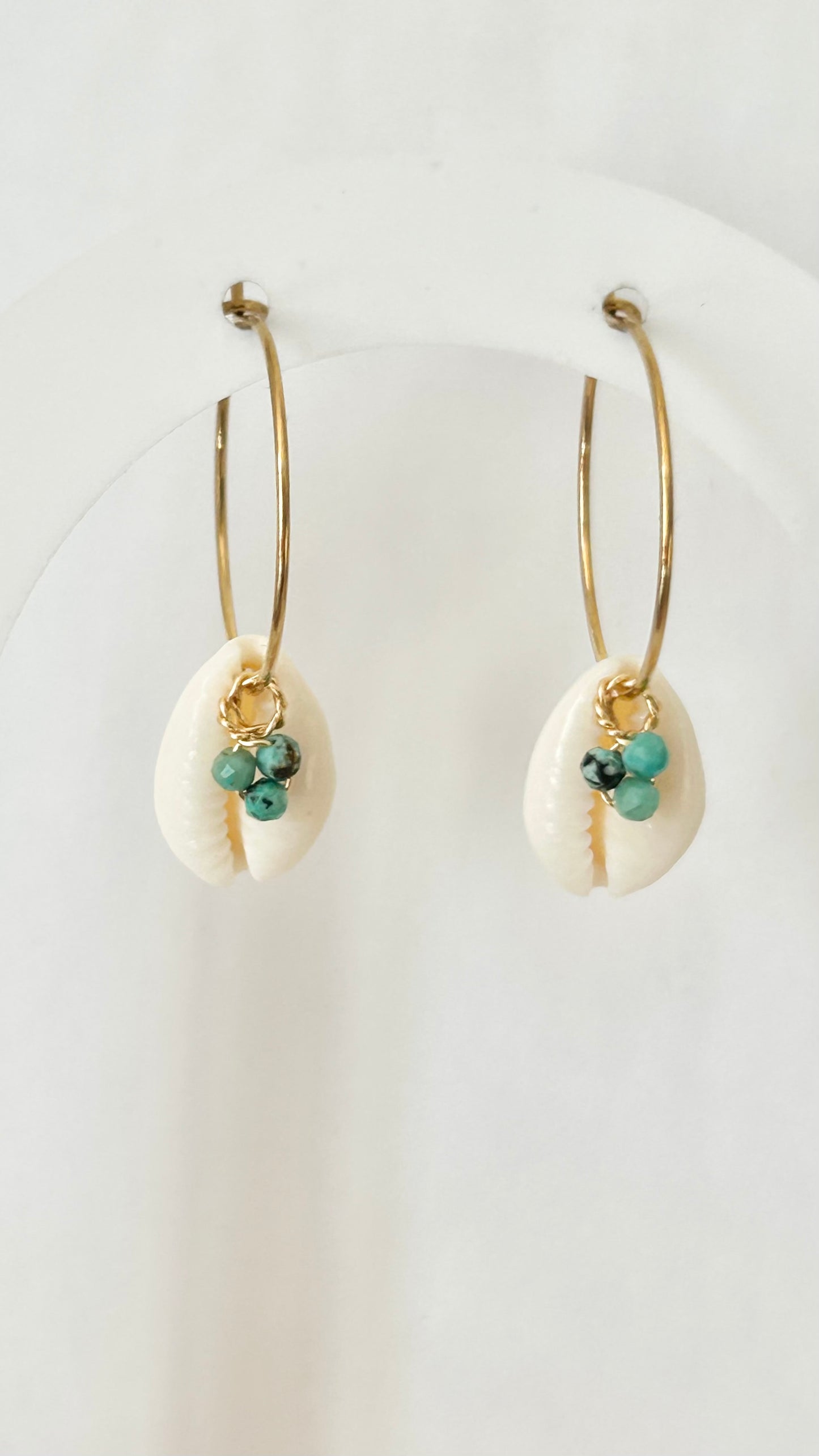 Boucles d'oreilles Cauris et Turquoise Africaine, créoles plaqué or Français