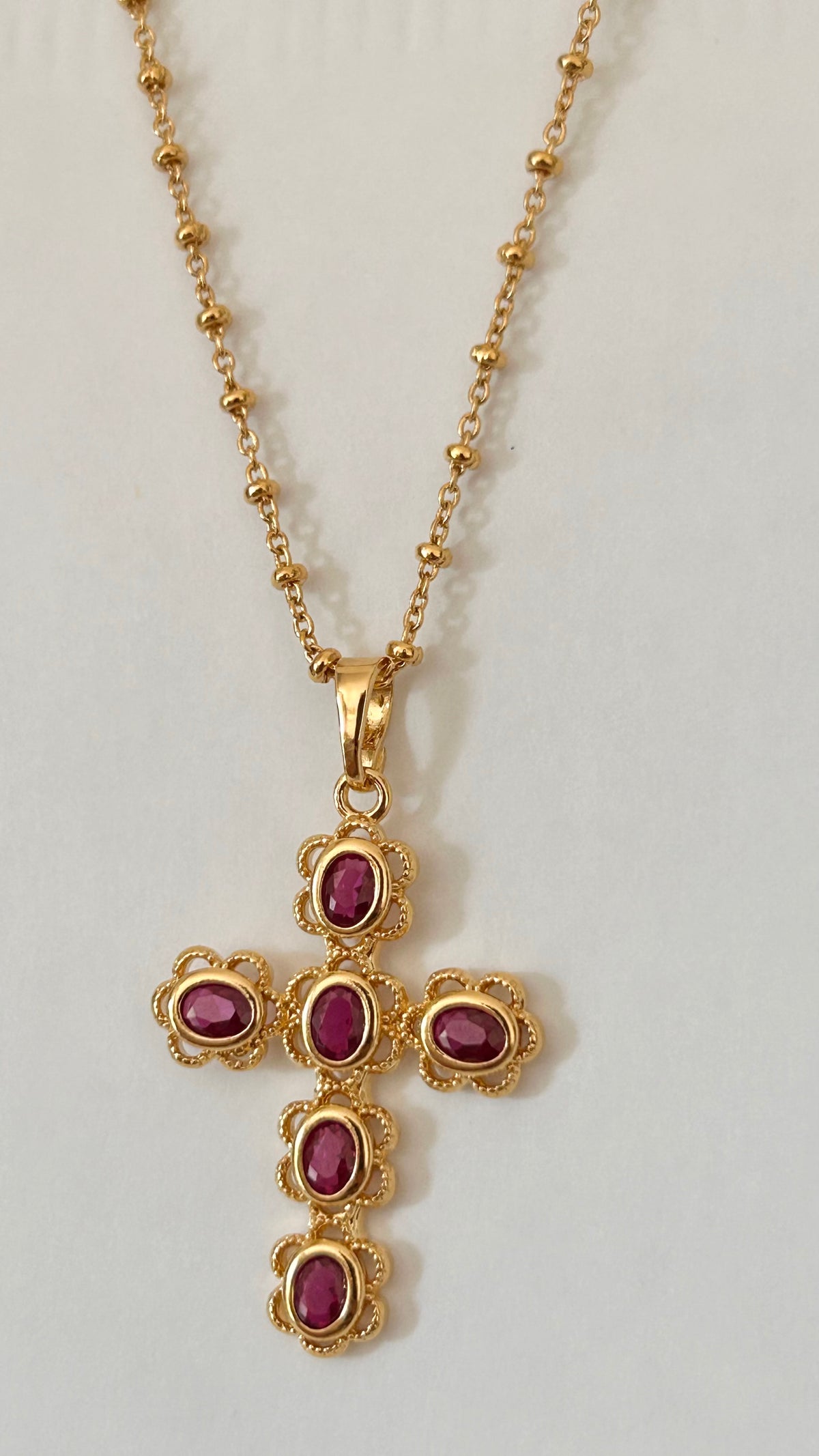 Pendentif Croix  37,5 x 21,7mm doré GM, couleur dorée et rubis plaqué or 24 carats