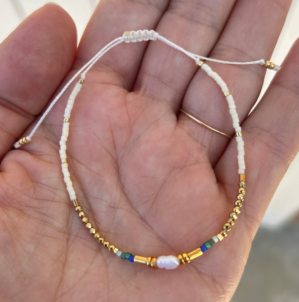 Bracelet Béa perles Miyuki Dorées et tons bleu, perle eau douce Baroque