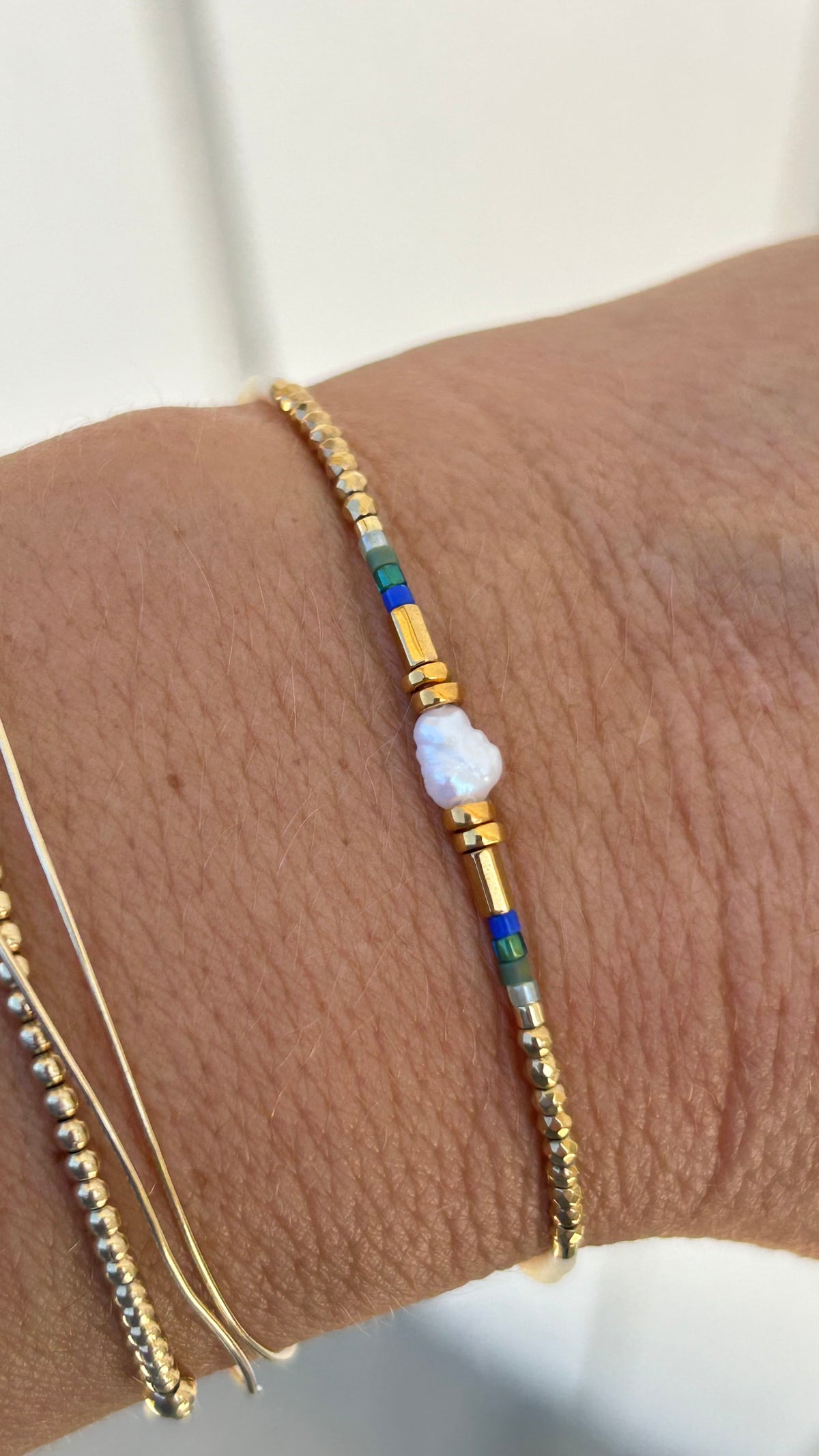 Bracelet Béa perles Miyuki Dorées et tons bleu, perle eau douce Baroque