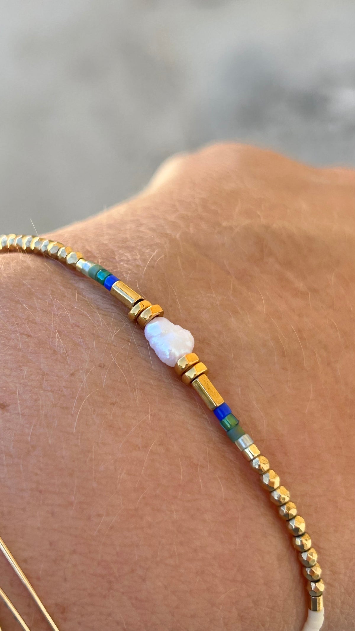 Bracelet Béa perles Miyuki Dorées et tons bleu, perle eau douce Baroque