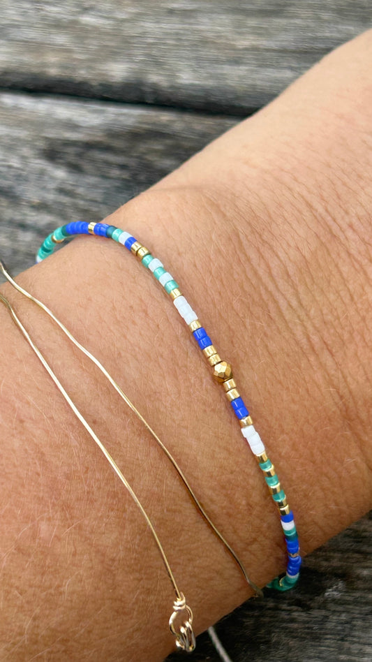 Bracelet perles Miyuki Doré et tons bleus – Perles Japonaises Minimaliste