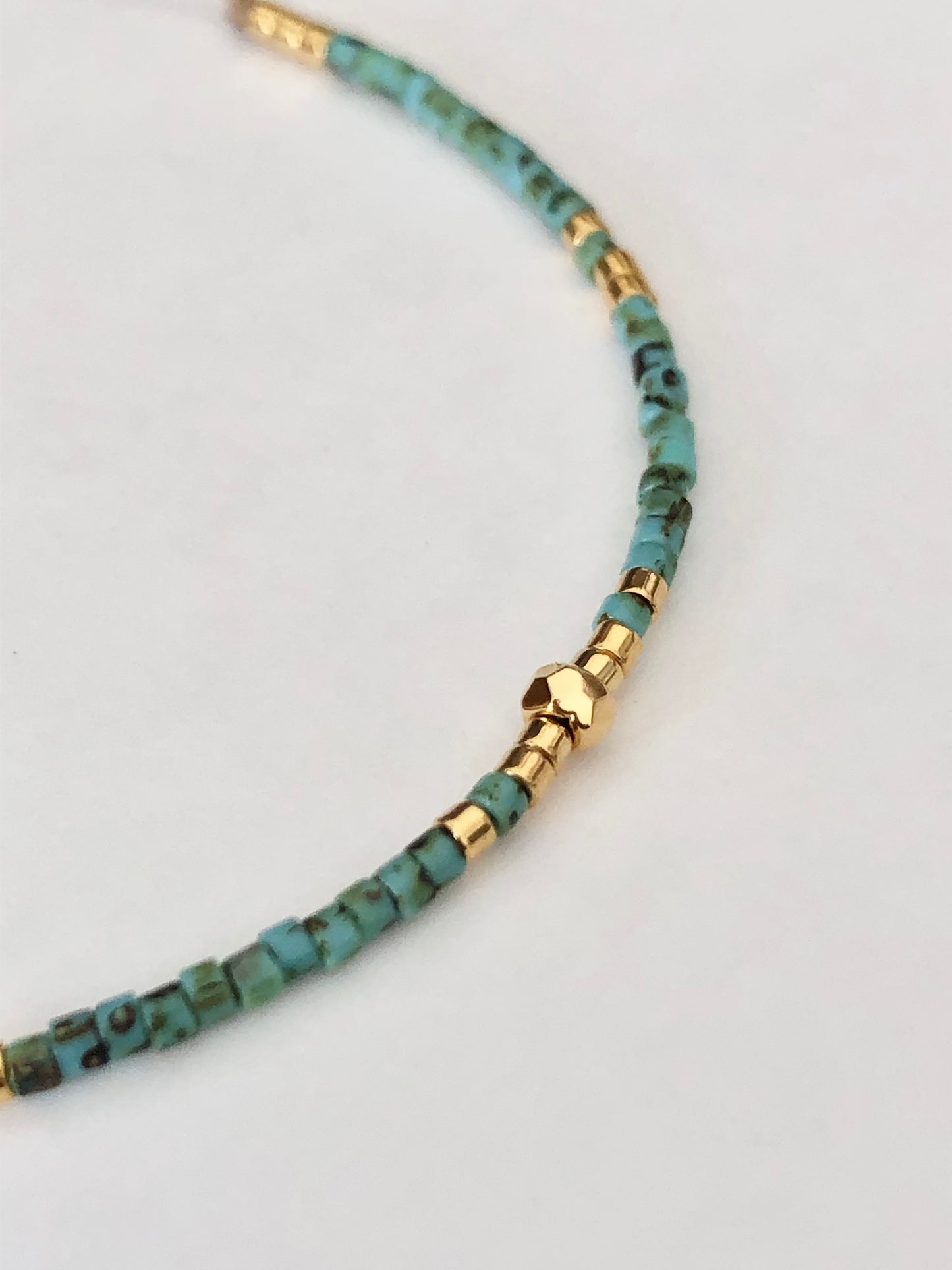 Bracelet cordon ajustable perles japonaises Miyuki Picasso turquoise et plaqué or 24 carats