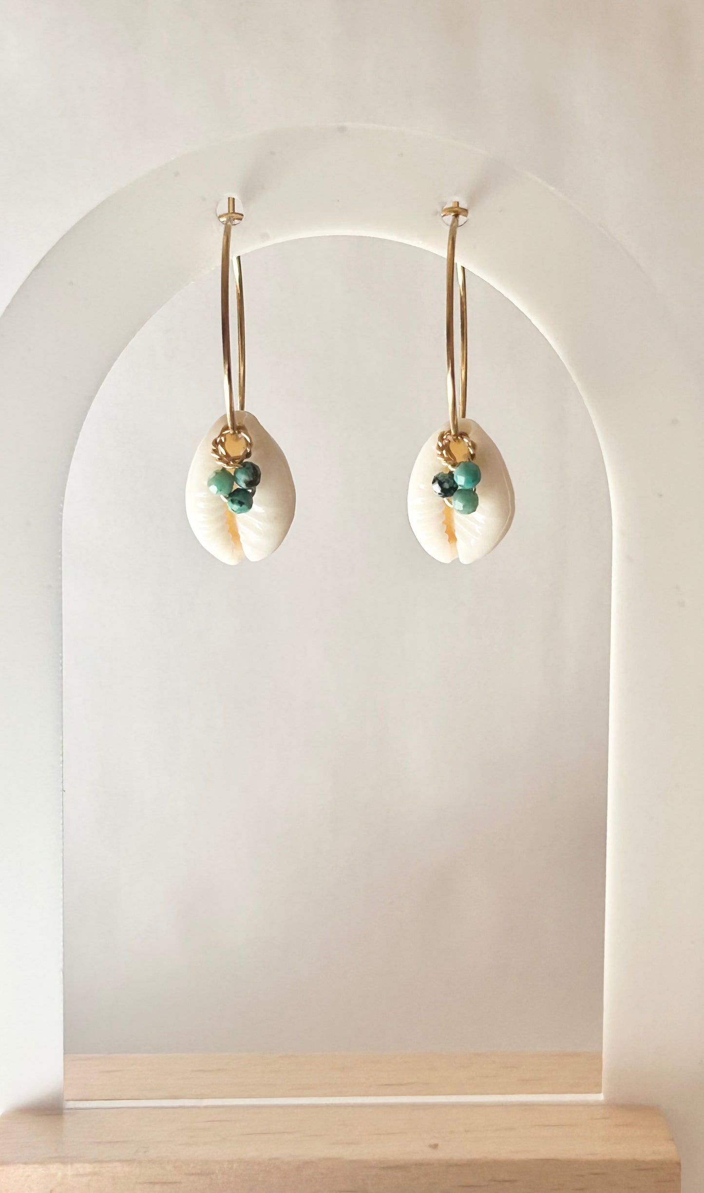 Boucles d'oreilles Cauris et Turquoise Africaine, créoles plaqué or Français