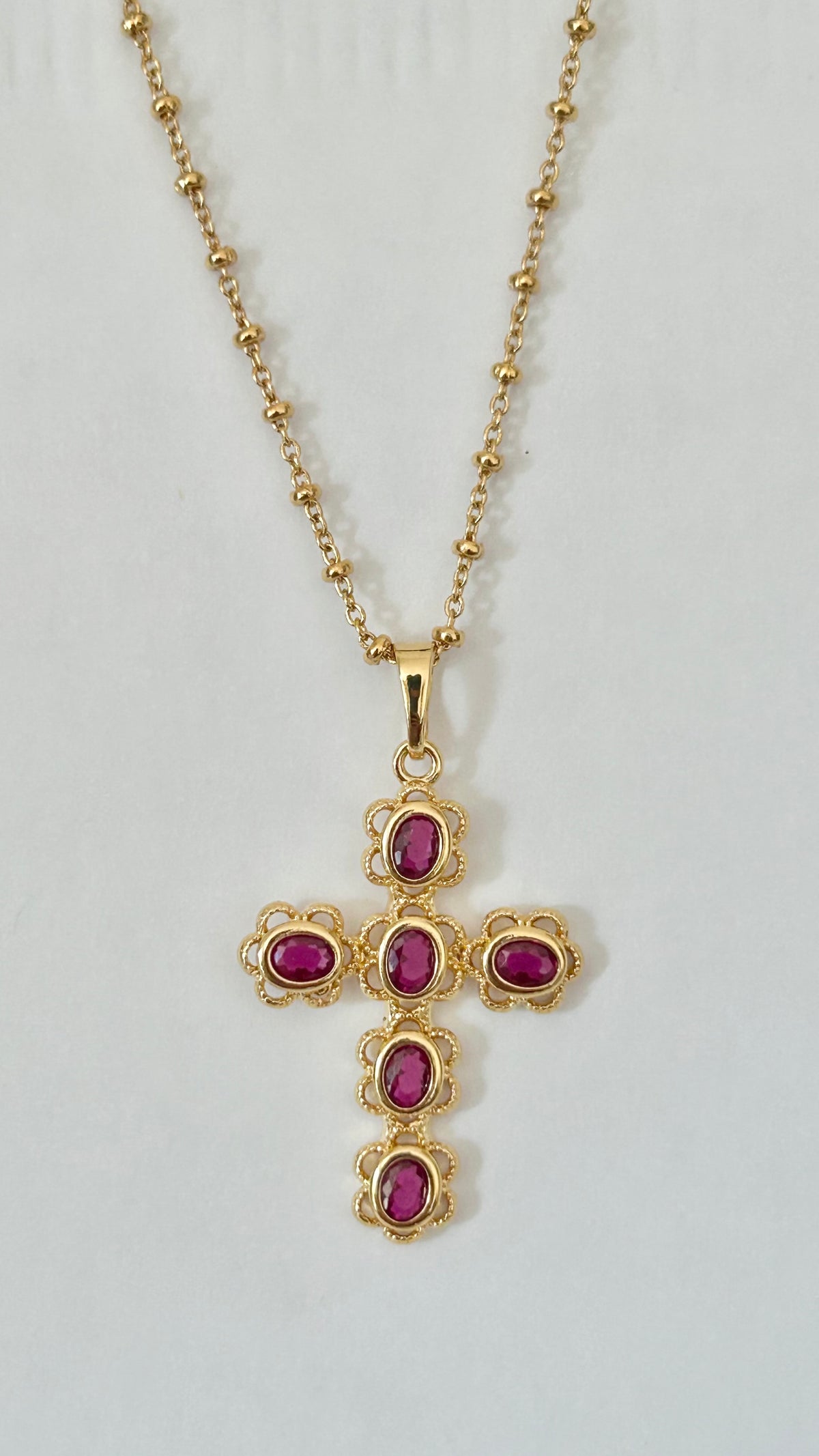 Pendentif Croix  37,5 x 21,7mm doré GM, couleur dorée et rubis plaqué or 24 carats