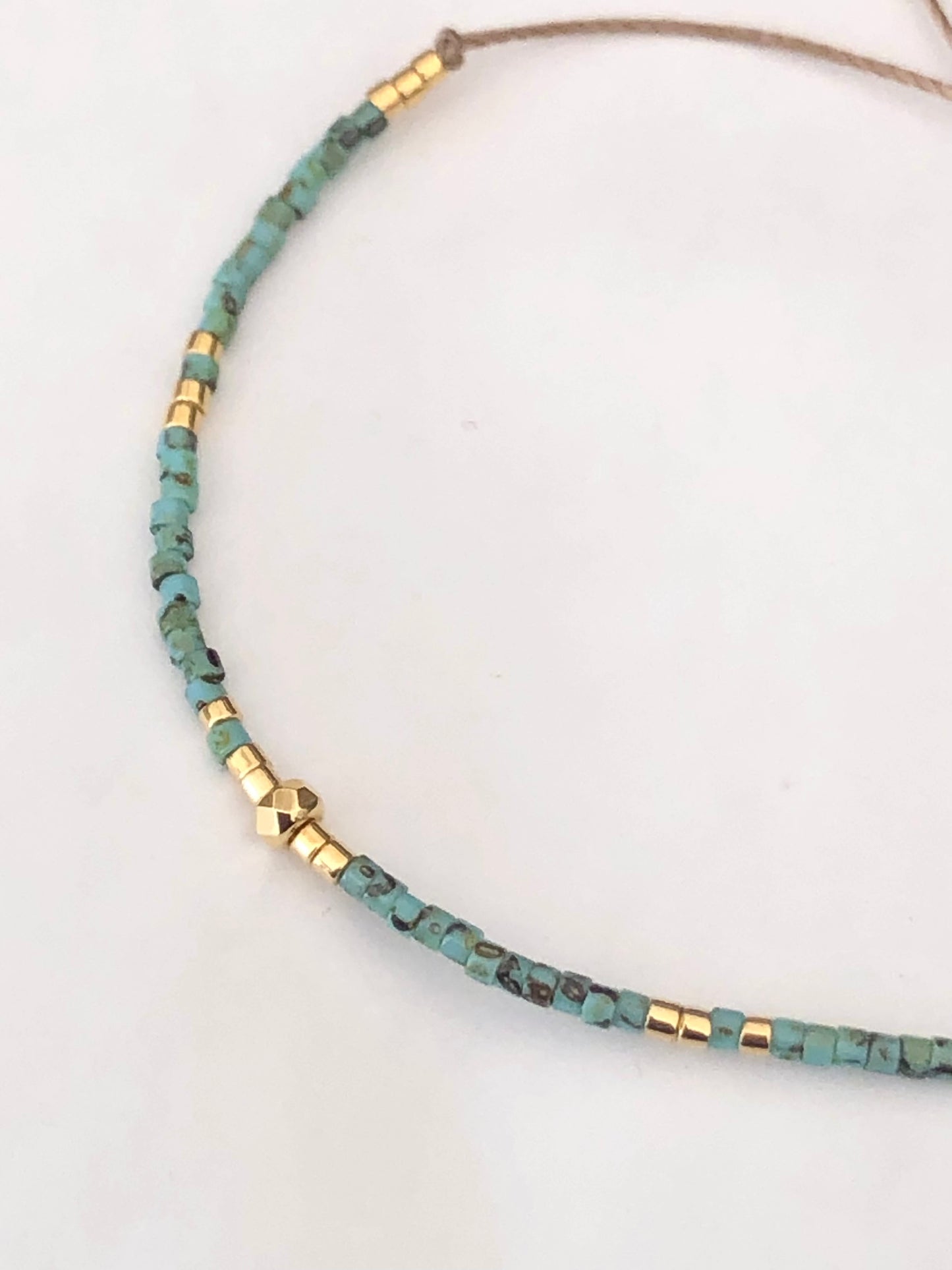 Bracelet cordon ajustable perles japonaises Miyuki Picasso turquoise et plaqué or 24 carats