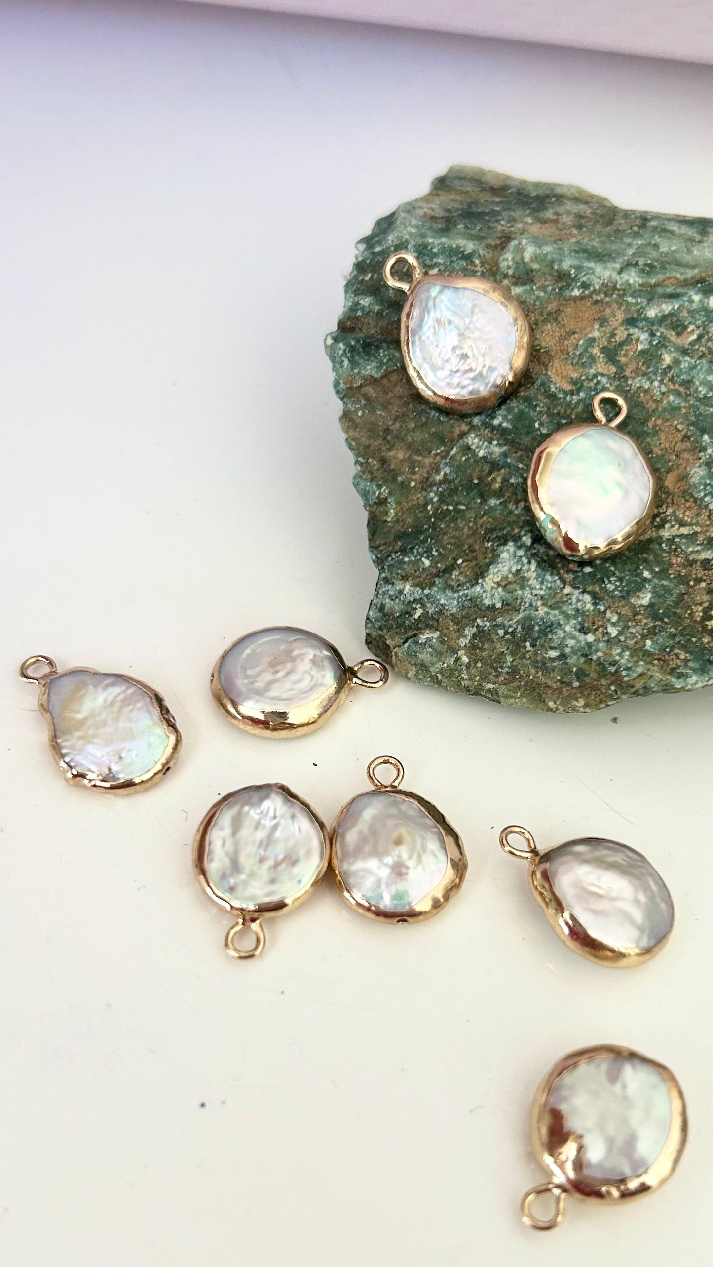 Pendentif en perle eau douce naturelle 12x15 mm blanche et or
