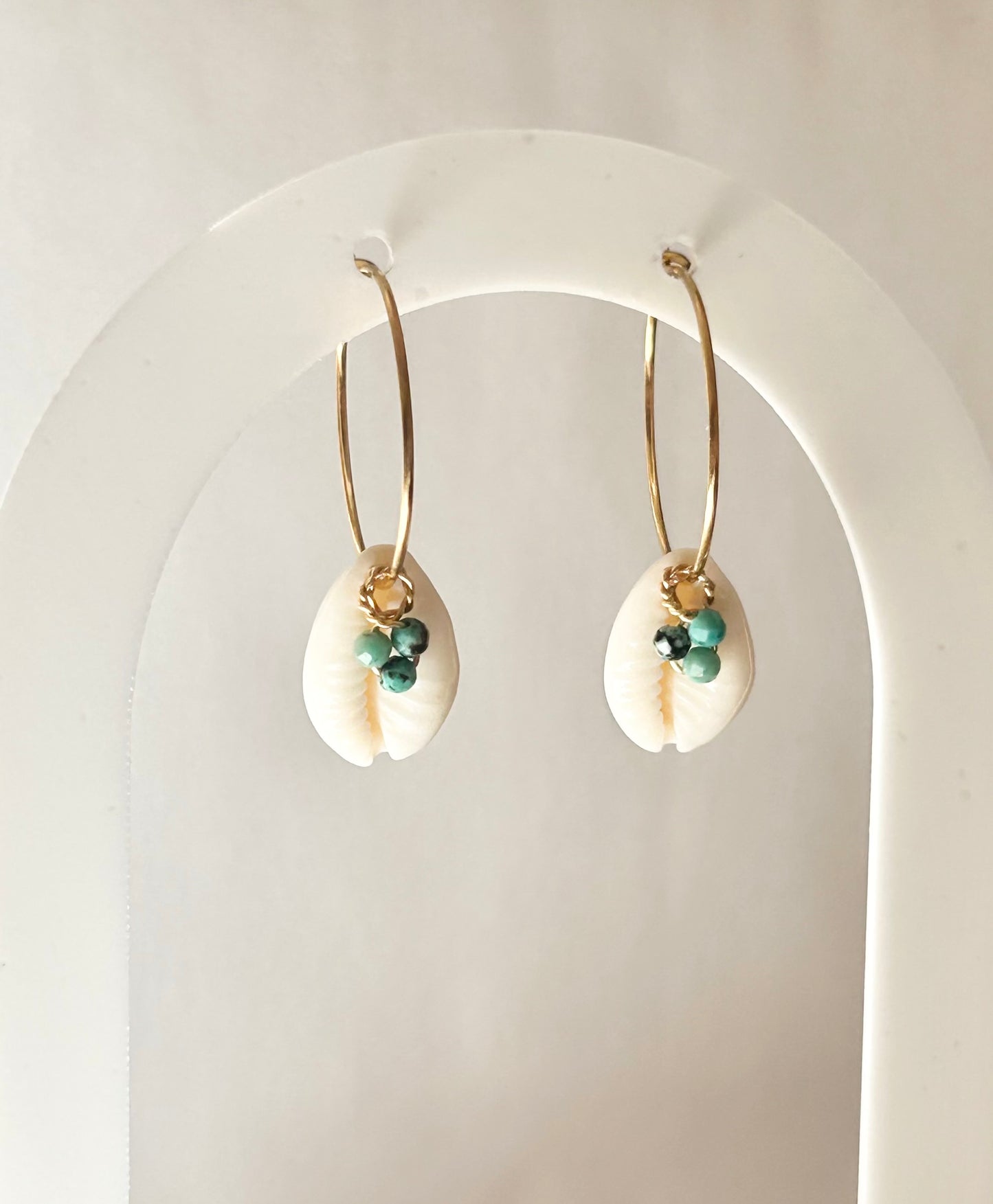 Boucles d'oreilles Cauris et Turquoise Africaine, créoles plaqué or Français