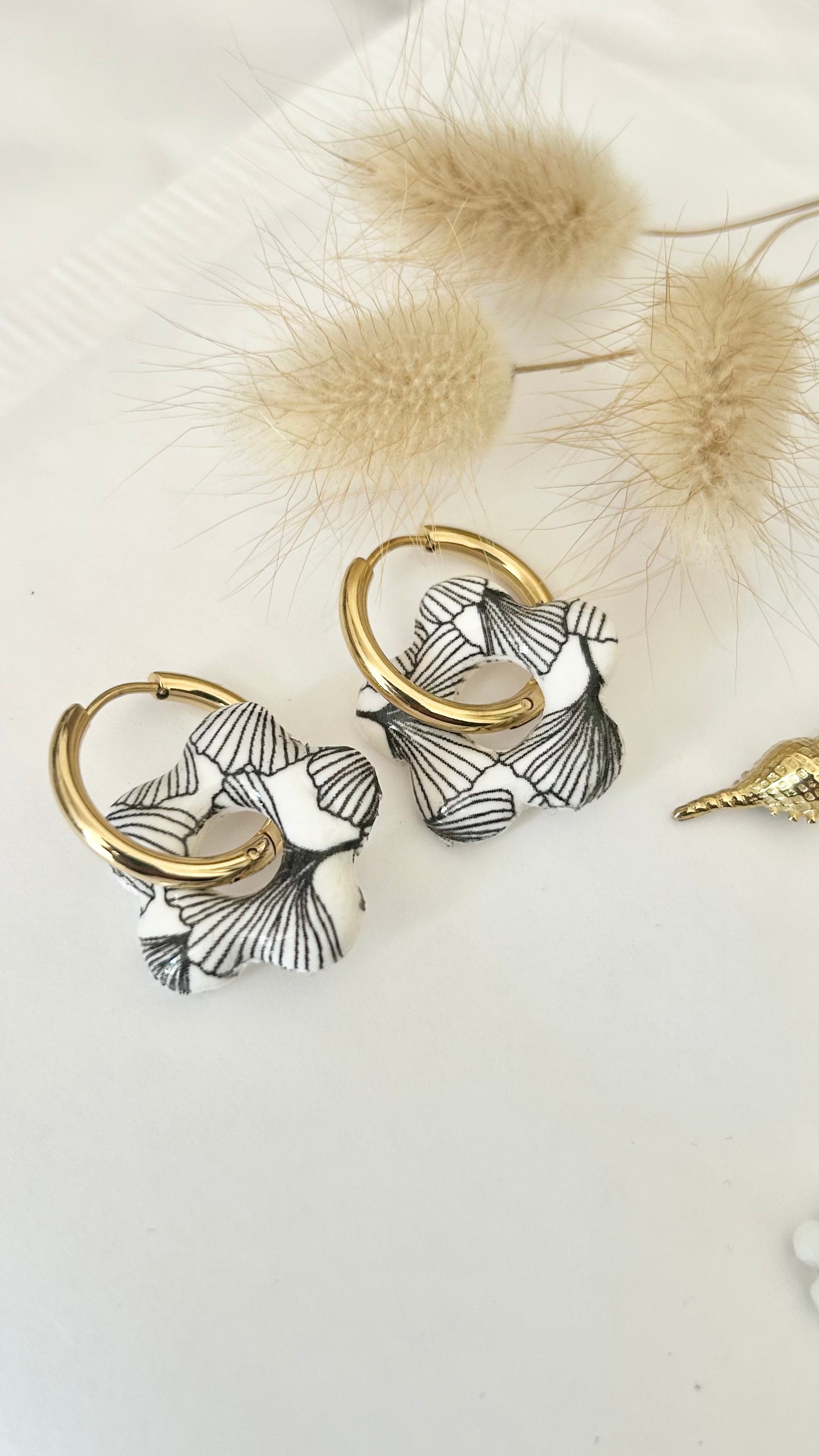 Créoles en acier inoxydable dorées avec fleurs décorées « Gyngko » en pâte de polymère
(fimo)