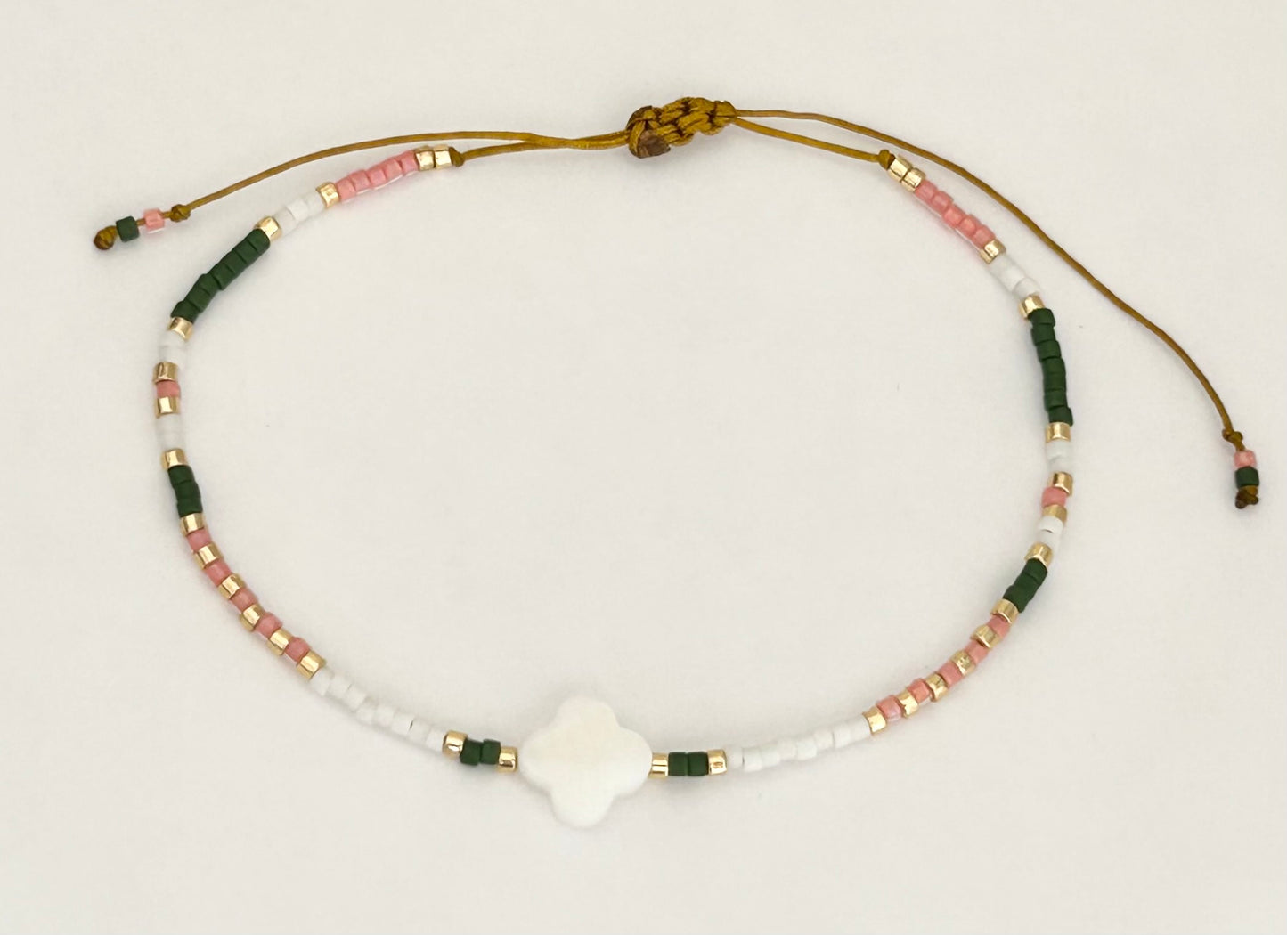 Bracelet cordon ajustable perles Miyuki et trèfle nacre