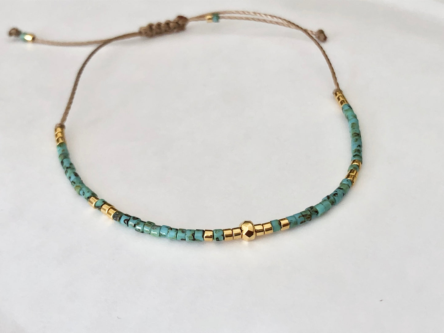Bracelet cordon ajustable perles japonaises Miyuki Picasso turquoise et plaqué or 24 carats