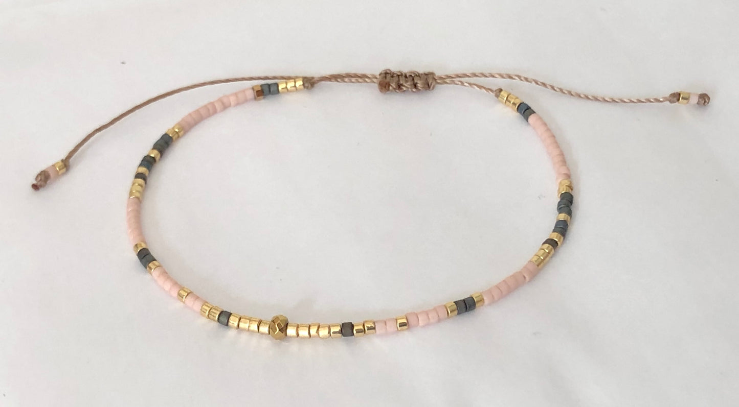 Bracelet cordon ajustable perles japonaises Miyuki roses et perles dorées or fin