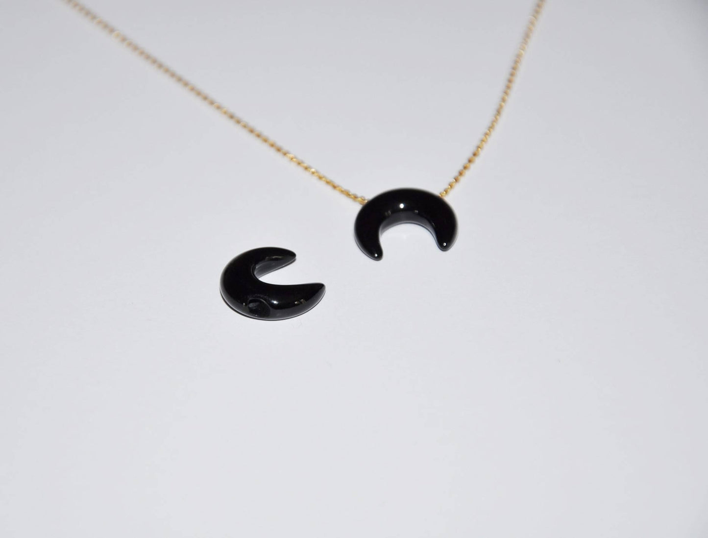 Pendentif forme Corne en Onyx "A" noir 15 mm