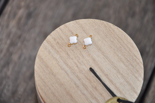 Connecteur Trèfle plaqué or Epoxy blanc 6 mm