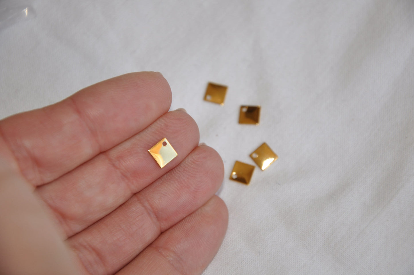 Lot de 2 carrés 6mm 1 trou, squares trou sur pointe plaqué or 24 carats  6 mm