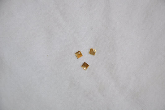 Lot de 2 carrés 4mm plaqué or, pampille carrée