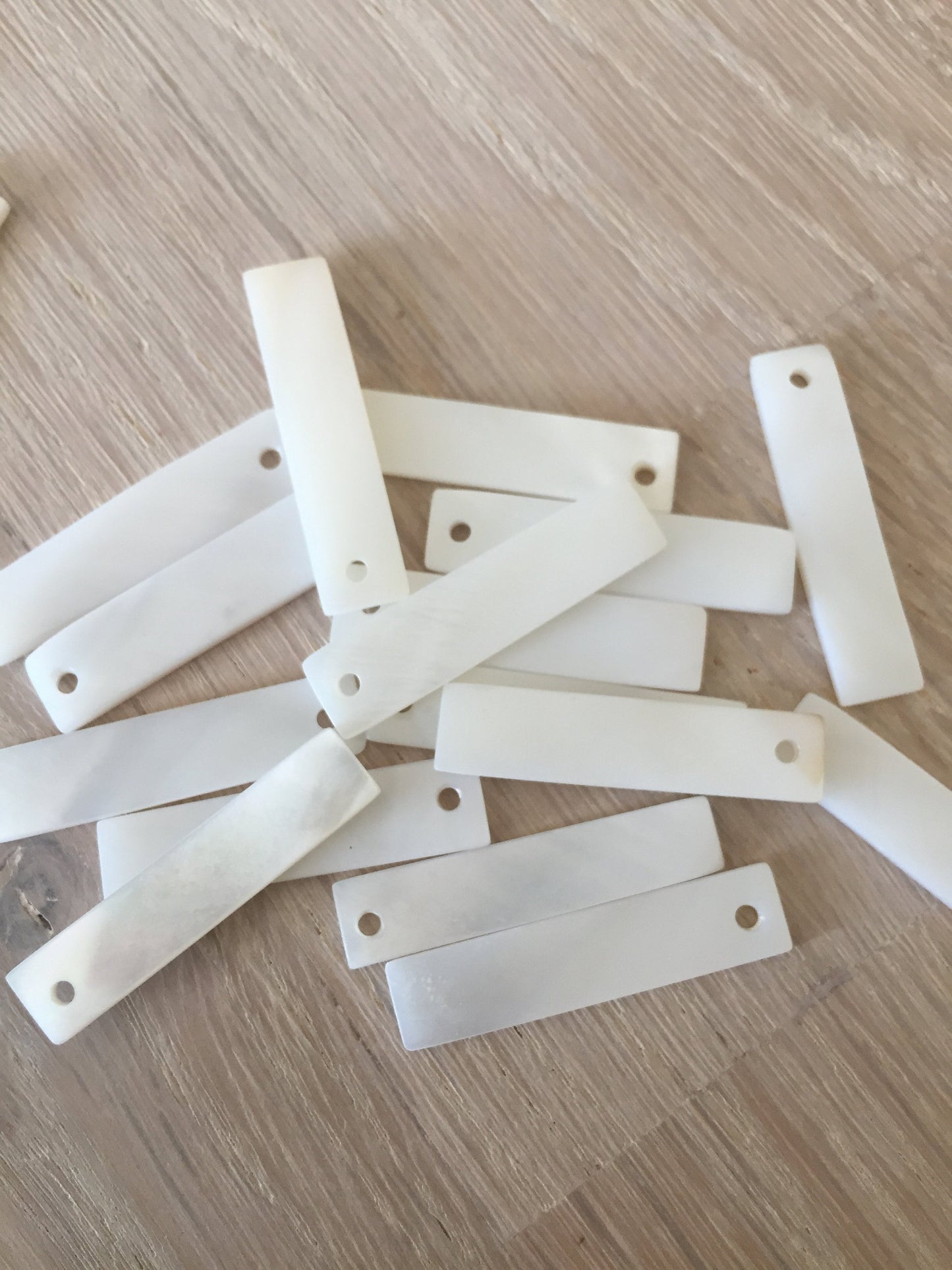 Lot de 2 rectangles longs en nacre blanche naturelle 7 x 26 mm