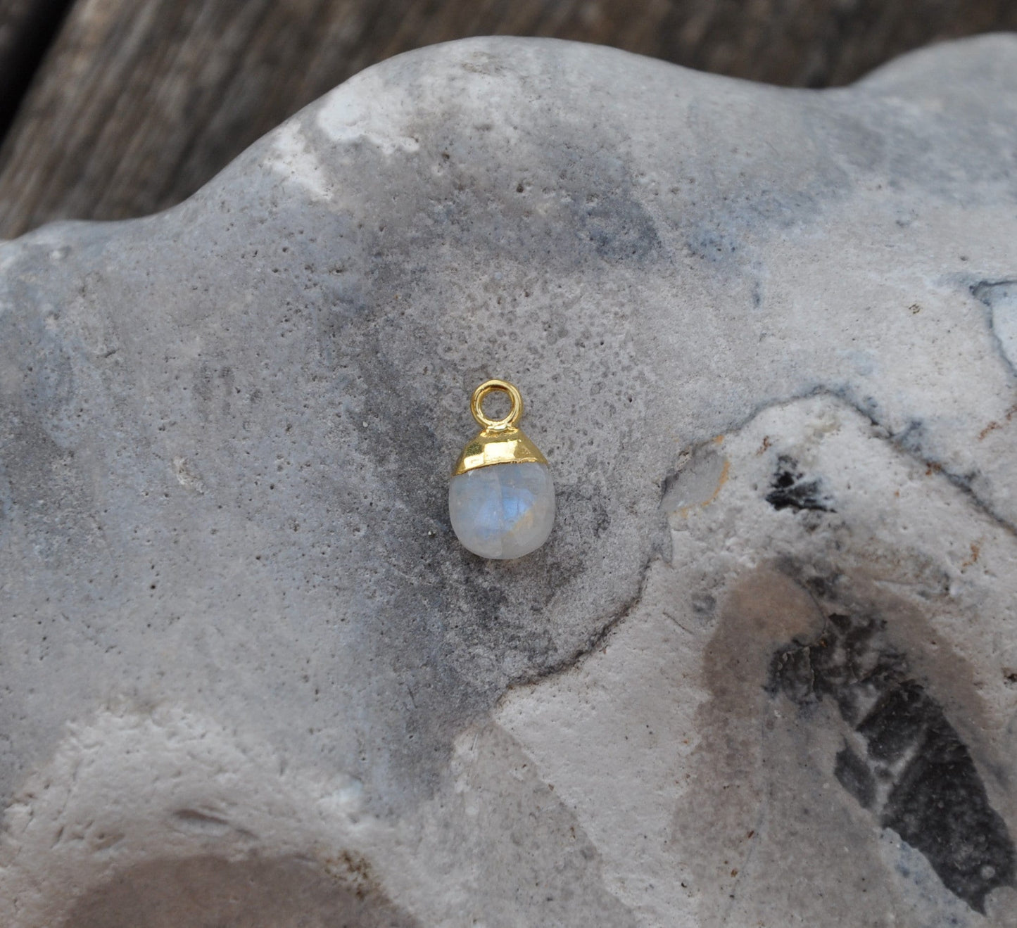 Pendentif forme goutte ronde Pierre de lune véritable plaqué or 22 k