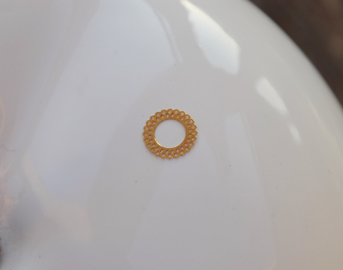 Rosace dentelle filigrane minimaliste / cercle soleil / 9 mm / plaqué or 22K / délicat romantique /