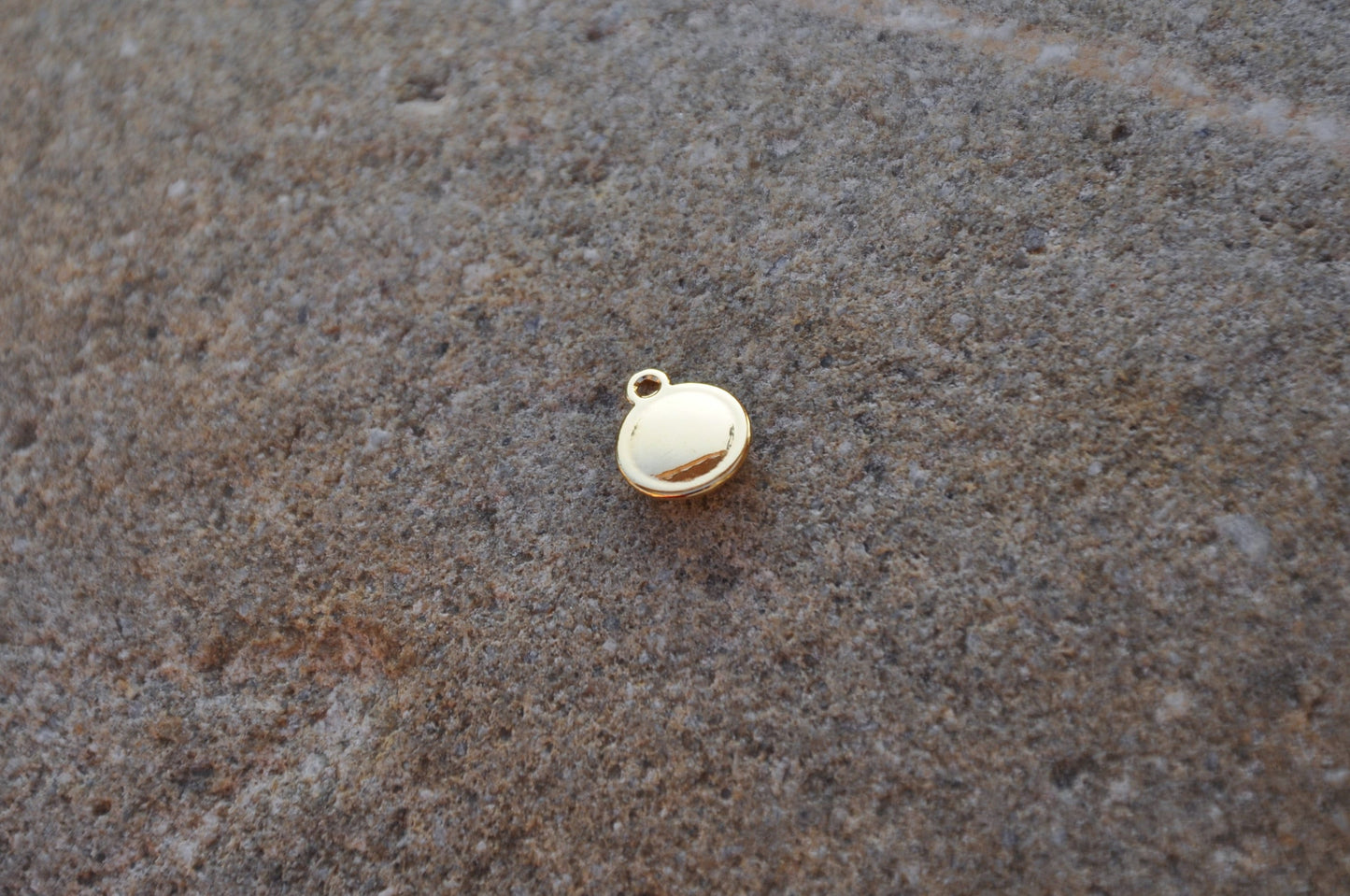 Pampille, pendentif ethnique minimaliste / cercle soleil inca / 9 mm / plaqué or 22K / BOHO mode