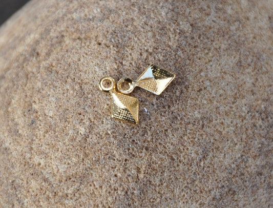 2 Pampilles losange 9 x 5 mm 3D en plaqué or 24 carats