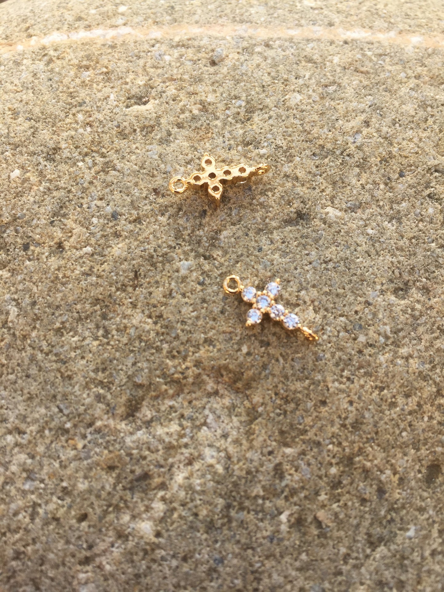 Connecteur croix Zircon et Plaqué Or 22 K 8,5 x 6,5 mm