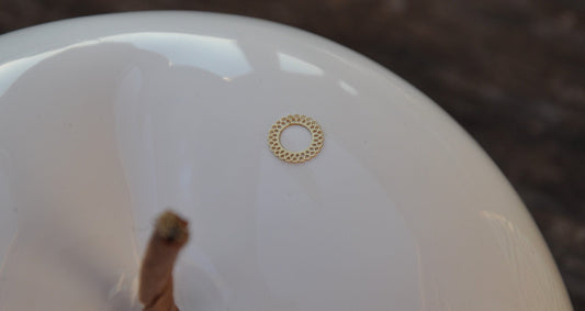 Rosace dentelle filigrane minimaliste / cercle soleil / 9 mm / plaqué or 22K / délicat romantique /