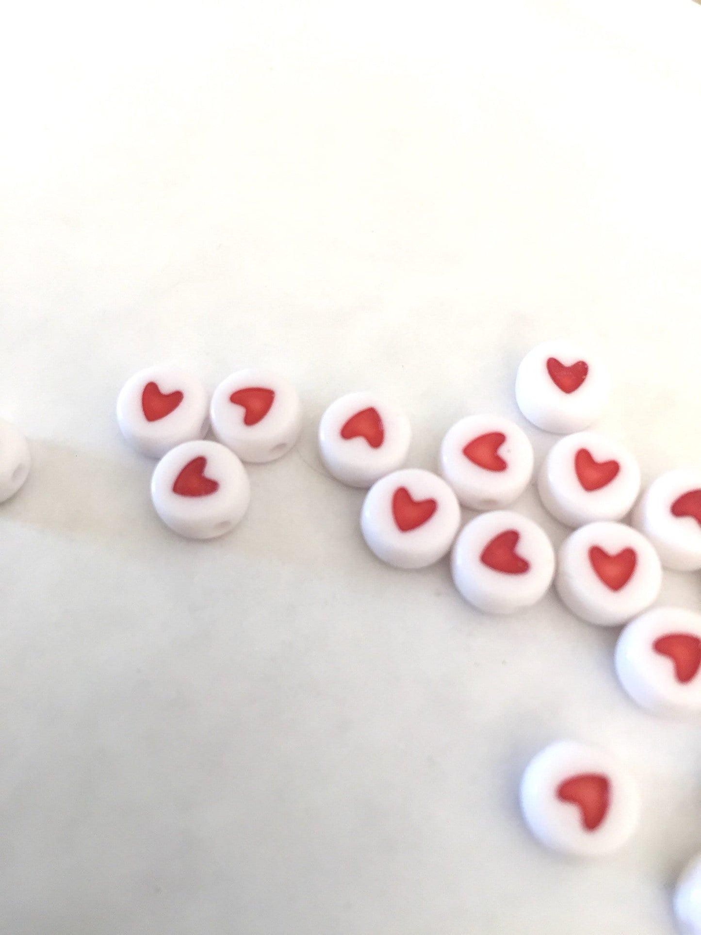 25 Perles Coeurs 7 x 4mm blanches cœurs rouges