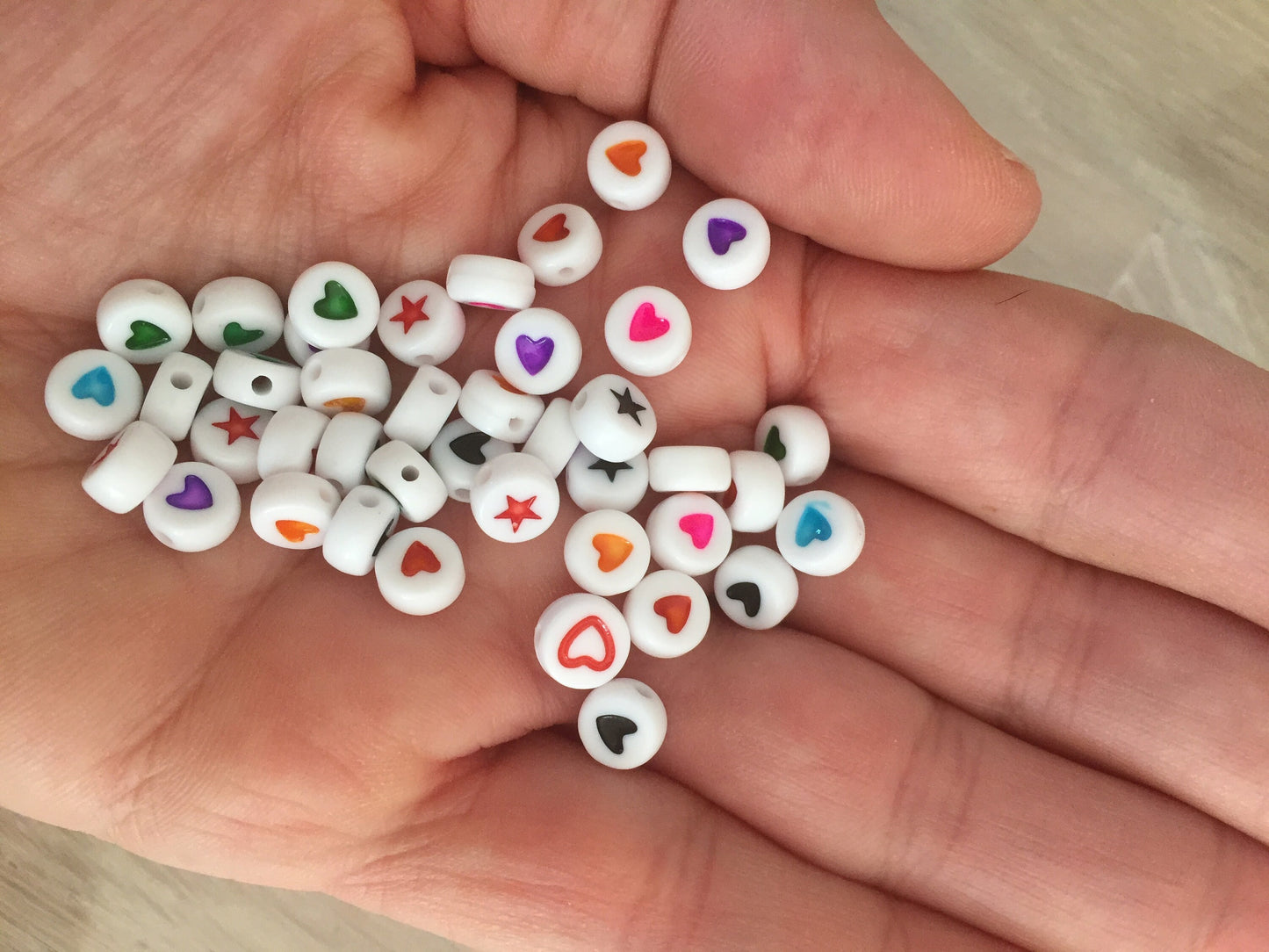 25 Perles Coeurs 7x4mm blanches cœurs/étoiles multicolores