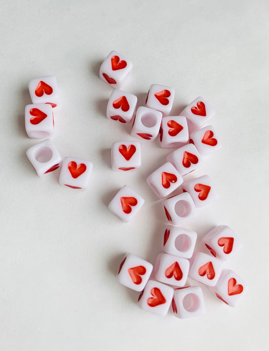 25 Perles carrées Coeurs 6mm blanches cœurs rouges