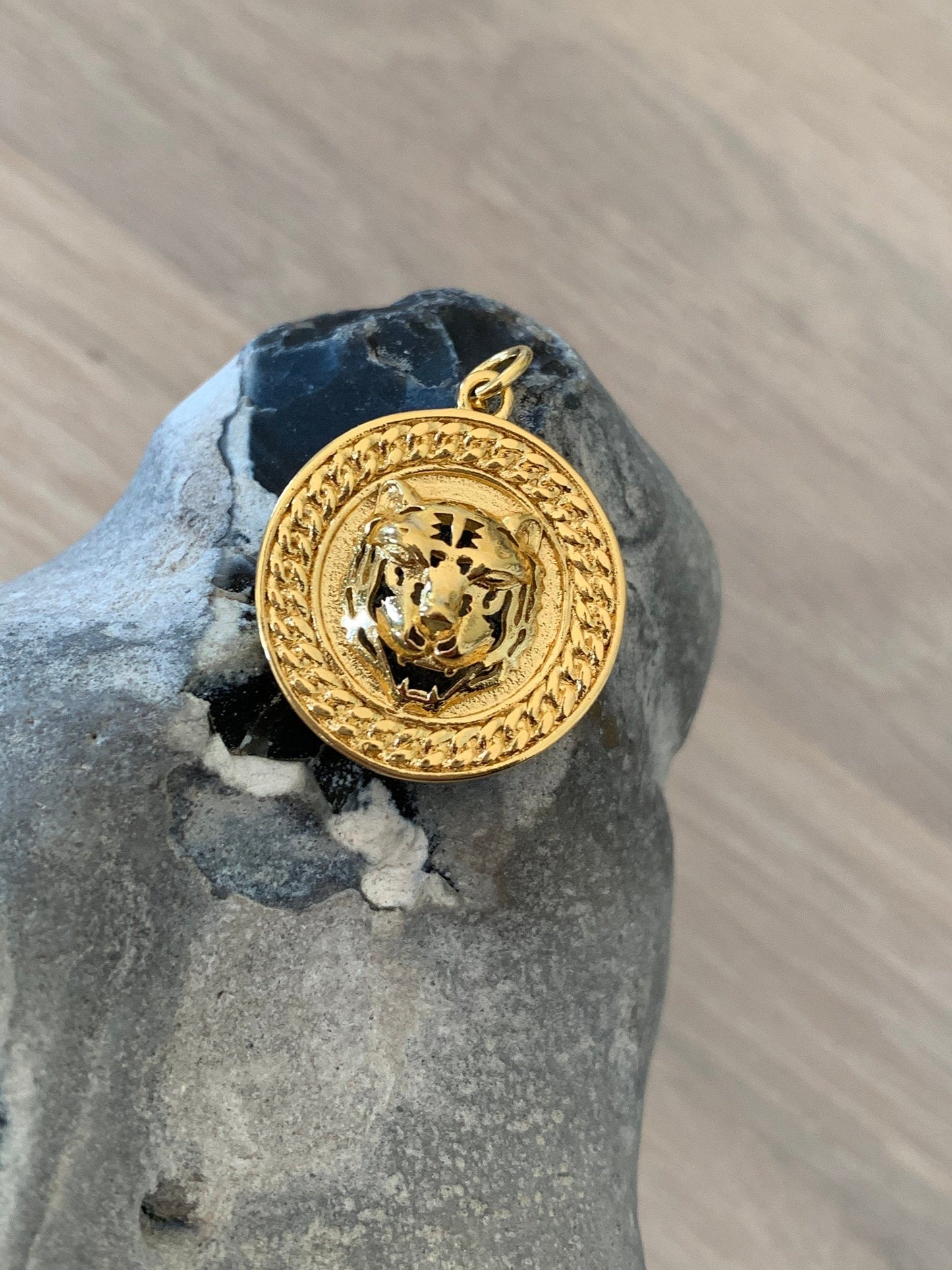 Pendentif Panthère or, Médaille félin panthère 19mm en plaqué or 24K