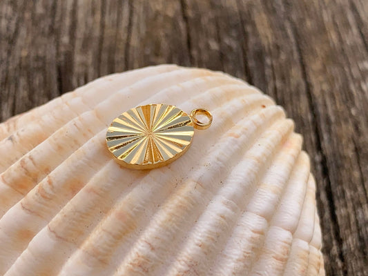 Médaille ovale ciselée soleil en plaqué or 13 x 8mm plaqué or 24 carats, pendentif doré soleil