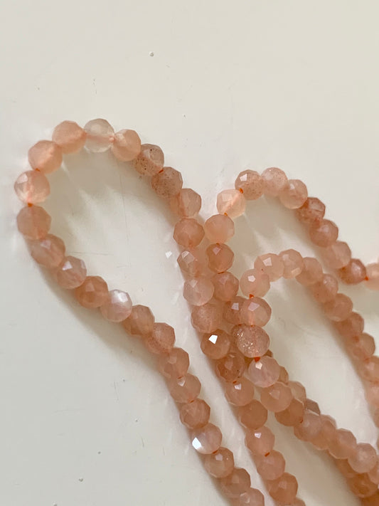 10 perles 3,3mm Pierre de Lune pêche facettée, 10 perles SUNSTONE Orange facettes gemme naturelle 3.4 mm tons orangés légers flash blancs,