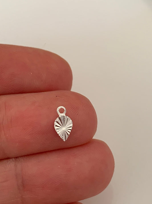 Breloque goutte inversée ciselée soleil en plaqué argent 9 x 5mm 10 microns, 1 pendentif argent soleil