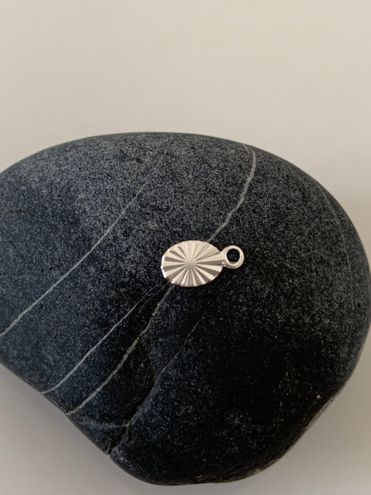 Breloque ovale ciselée soleil en plaqué argent / Or  9 x 5mm plaqué argent 10 microns, pendentif argent soleil