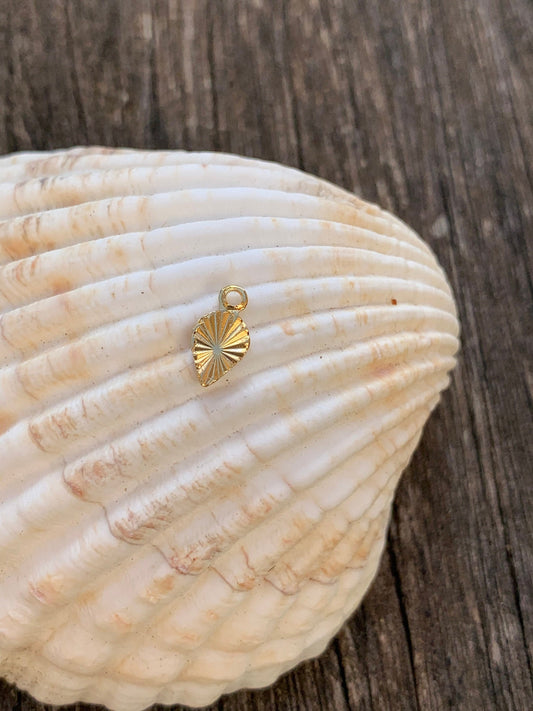 Breloque goutte inversée ciselée soleil en plaqué or 9 x 5mm, 1 pendentif dorée soleil