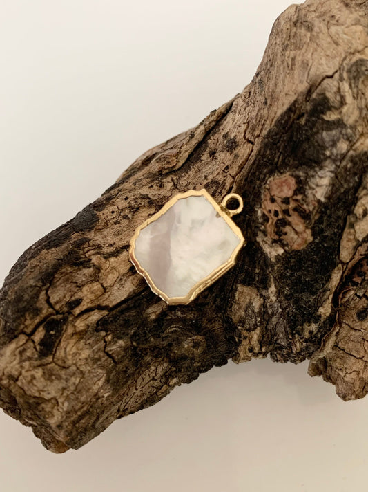 Slice Pendentif Nacre ‘A’ naturelle et Vermeil 11 x 13 mm
