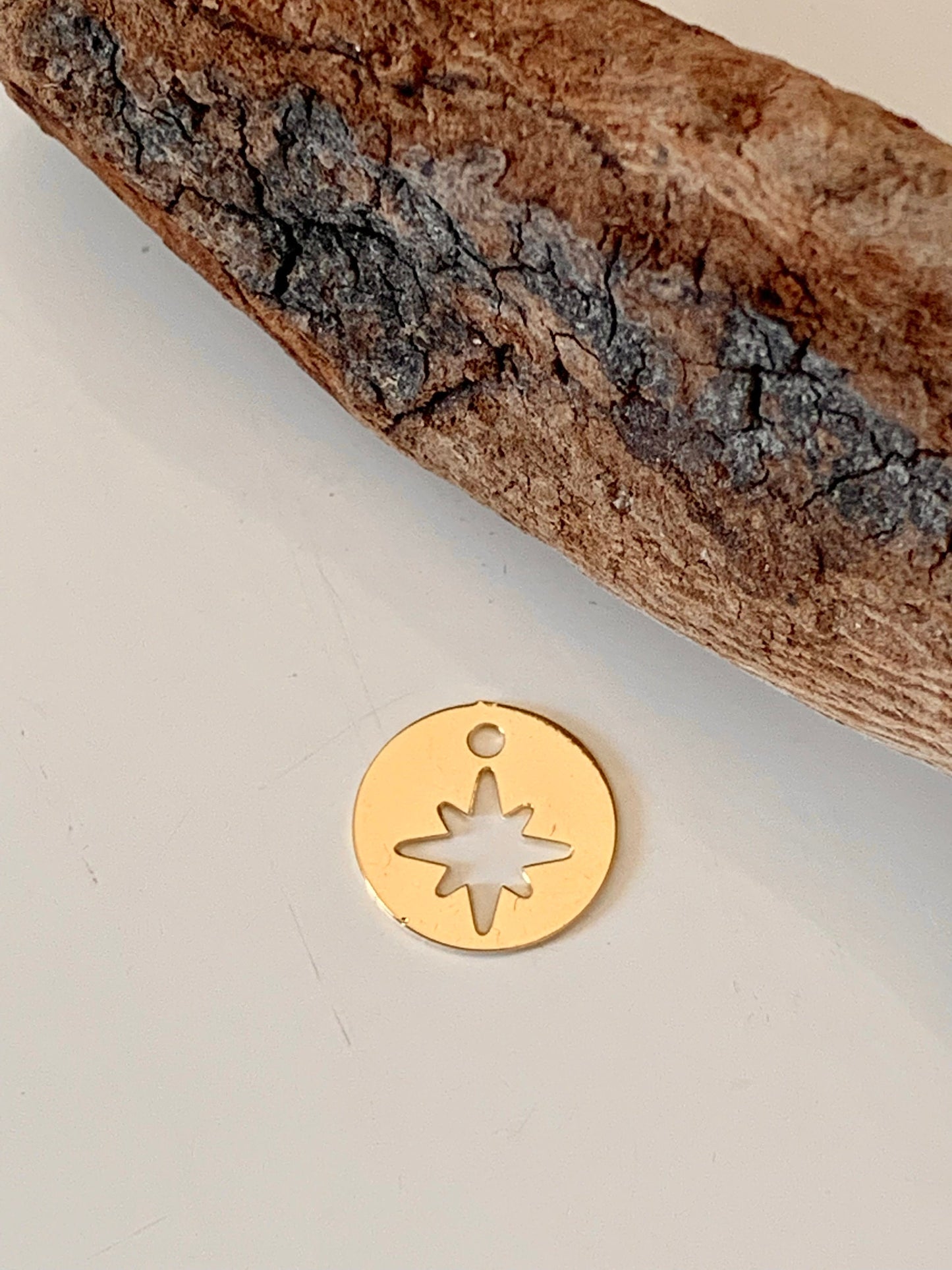 Médaillon, breloque 10mm étoile polaire, 4 points cardinaux, plaqué or 24 carats