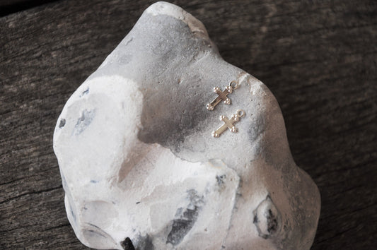 Croix Argent travaillées minimalistes  9 x 7 mm breloques, charms, pendentif