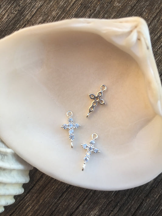 Connecteur croix 8,5 x 6,5 mm Zircon et Plaqué Argent 10 microns