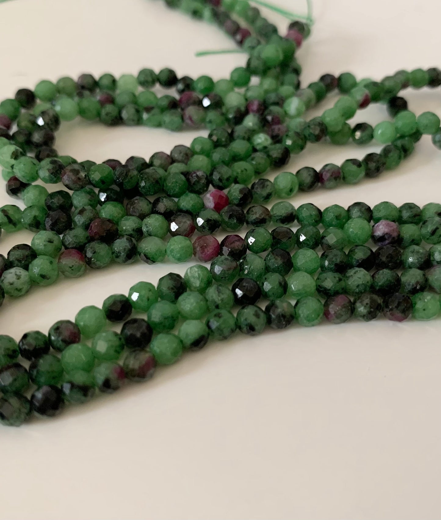10 perles 4mm  Rouge Vert Rubis Zoisite facettée naturelle 4 mm, 10 perles Zoisite facettes gemme naturelle 4mm tons vert/ vert sombre/ rose