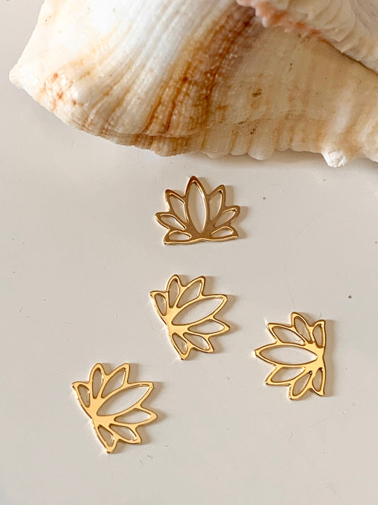 Lotus, Fleur de lotus 10 x 8mm plaqué or, pampille lotus doré